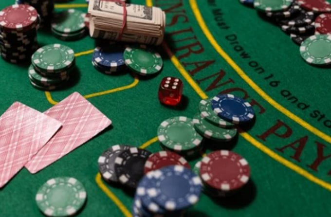 Pemain muda menikmati aksi sepak bola di smartphone mereka di Jakarta